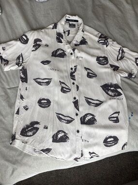 Ksubi White Short-Sleeve Button-Down Shirt with Black Lip Print